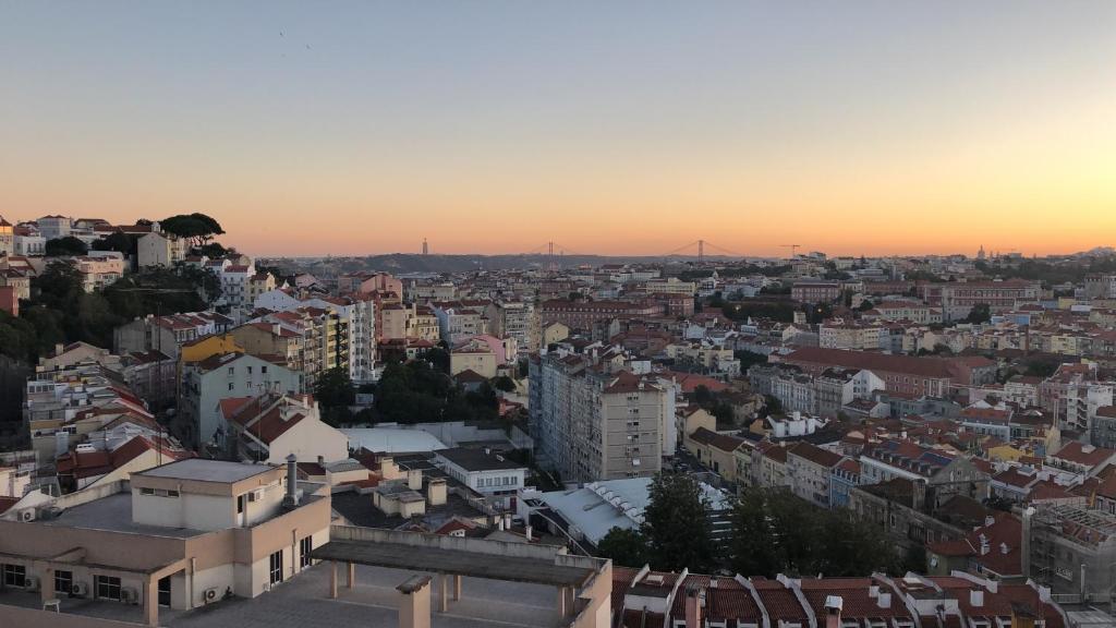 eine Luftansicht einer Stadt bei Sonnenuntergang in der Unterkunft Best Private view over Lisbon in Lissabon