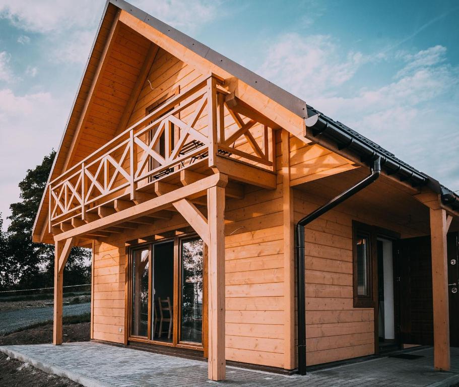 a building with a roof with a telescope at Wilk i Owca in Istebna