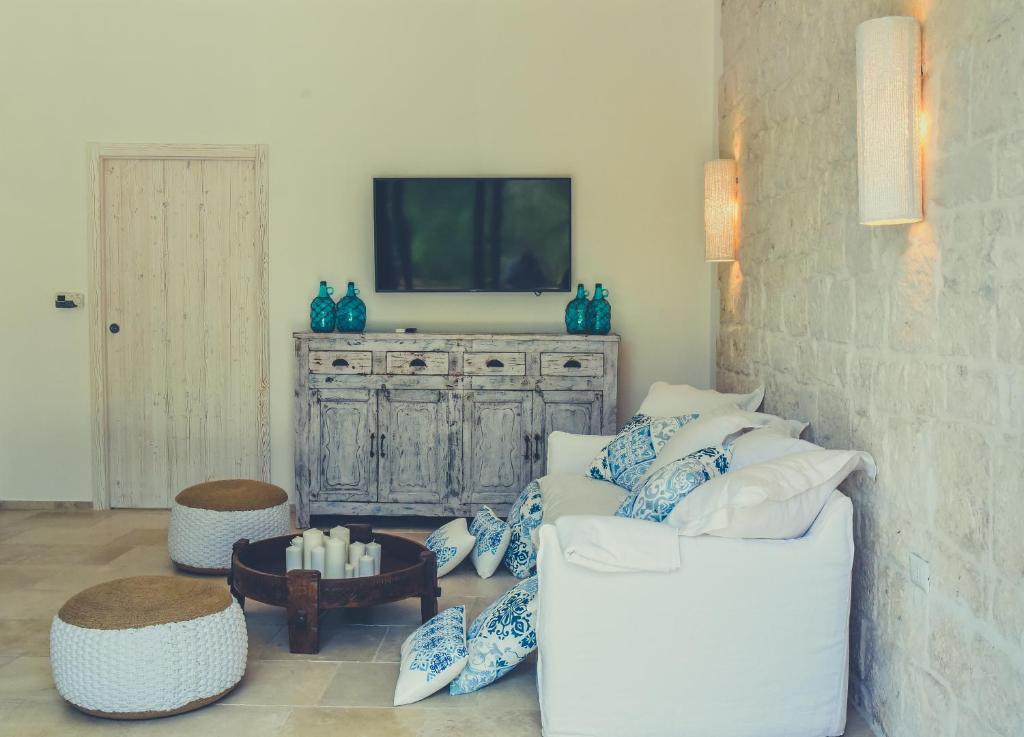 A television and/or entertainment centre at Villa Amore Bianco