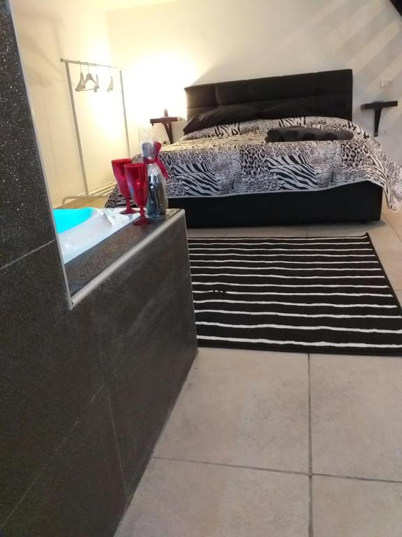 - une chambre avec un lit, un miroir et un tapis dans l'établissement casa del caravaggio, à Naples