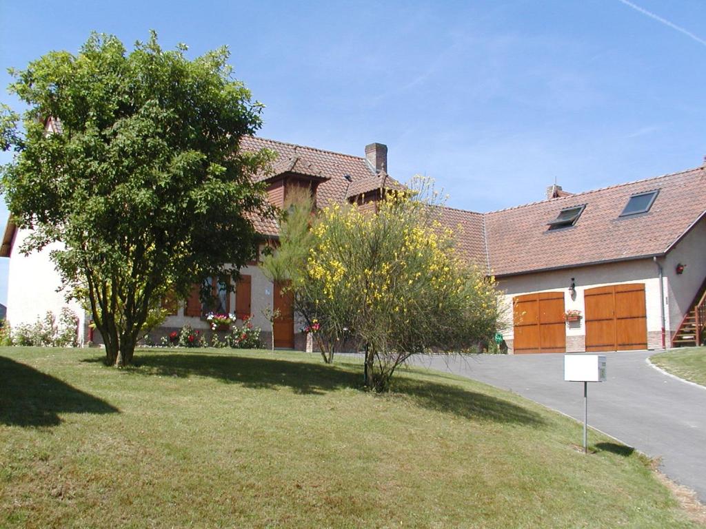 una casa con un árbol y un camino delante de él en chambre d'hôte équipée en studio, en Molliens-Vidame