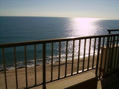 d'un balcon avec vue sur la plage. dans l'établissement Miami APARTAMENTO LAURENT, à Miami Platja