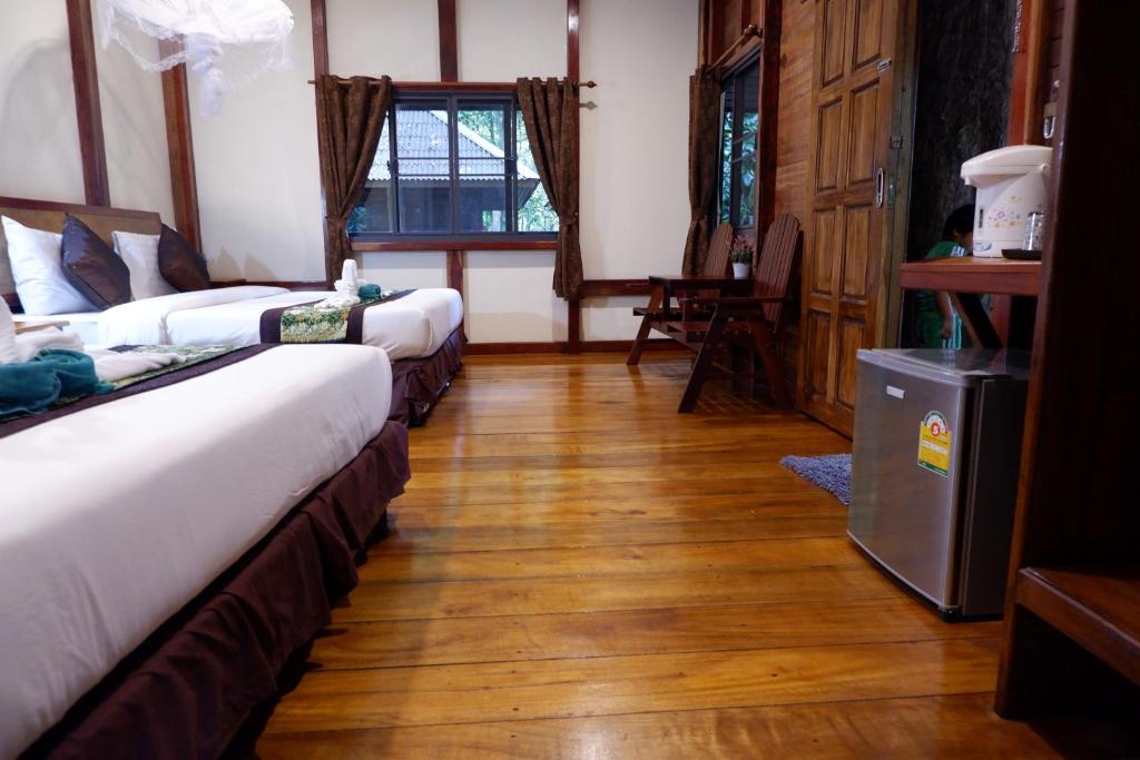 Khao Sok Nature Resort - Tree House (4 Adults)