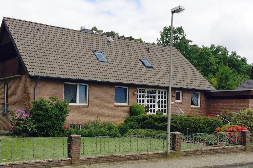 een bruin bakstenen huis met een metalen dak bij Haus Moorkamp in Celle