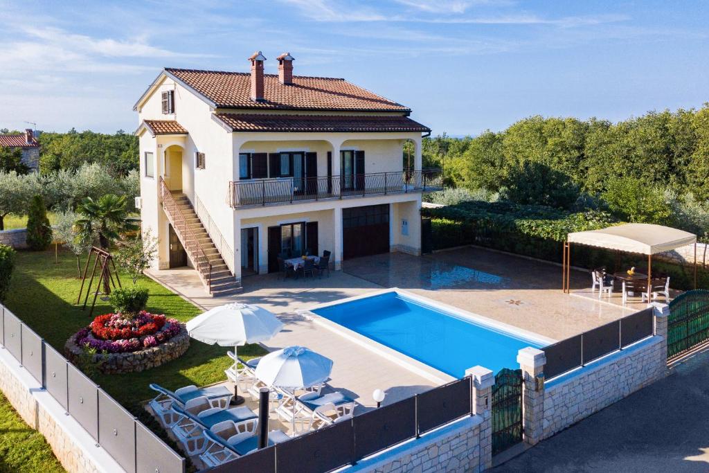 eine Luftansicht eines Hauses mit Pool in der Unterkunft Holiday House Kristina in Radovani