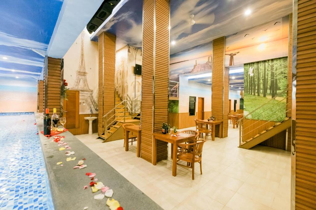 Bazén v ubytování Caroline Hostel nebo v jeho okolí