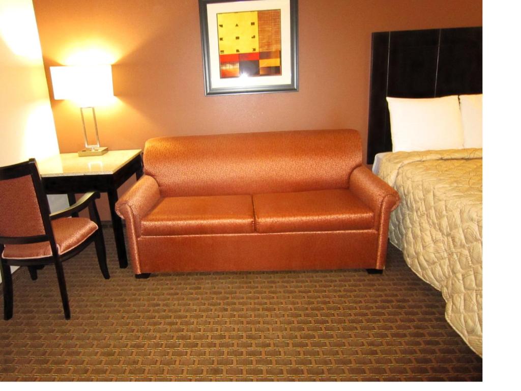 Posezení v ubytování Red Carpet Inn and Suites Monmouth Junction