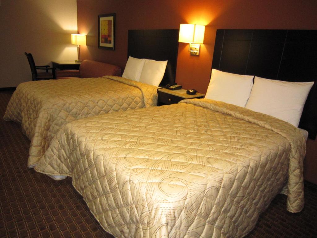 Postel nebo postele na pokoji v ubytování Red Carpet Inn and Suites Monmouth Junction