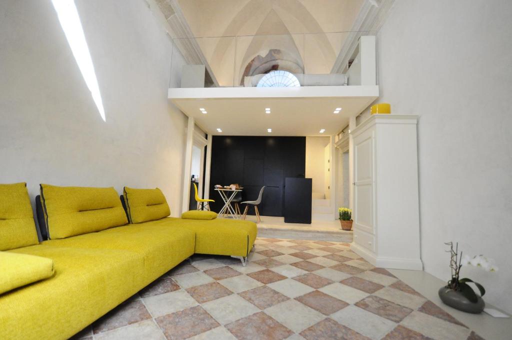 A seating area at HOLLIDAY CHARMING HOME