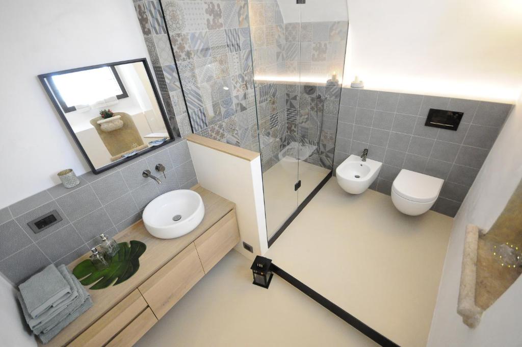 A bathroom at HOLLIDAY CHARMING HOME