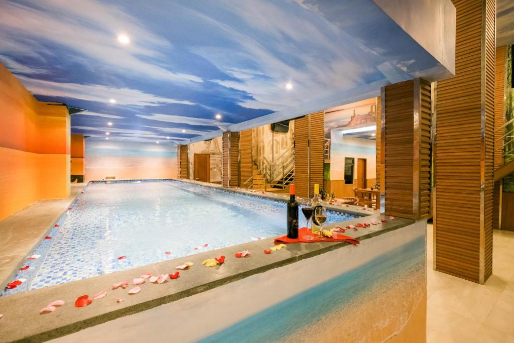 Bazén v ubytování Caroline Hostel nebo v jeho okolí
