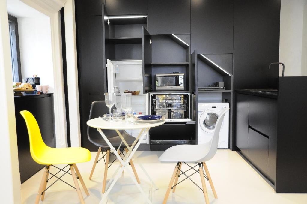 A kitchen or kitchenette at HOLLIDAY CHARMING HOME