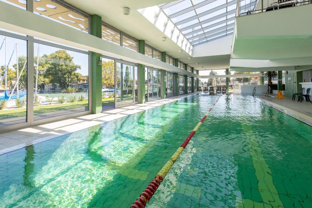 Bazén v ubytovaní Hotel Yacht Wellness & Business alebo v jeho blízkosti