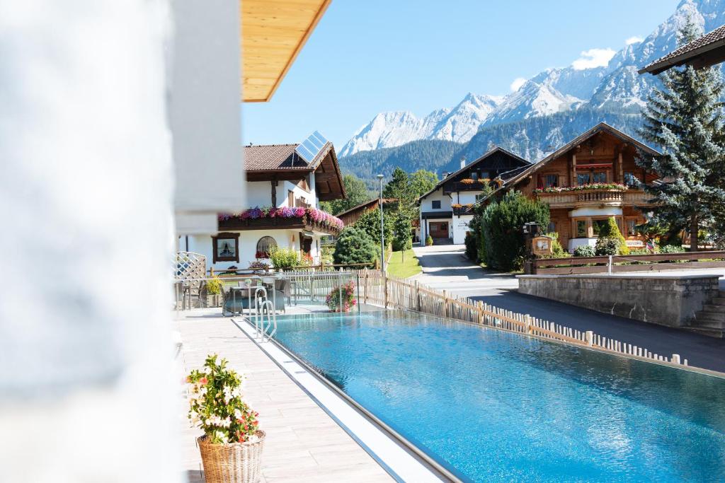 Bazén v ubytování Hotel Sonnenspitze nebo v jeho okolí