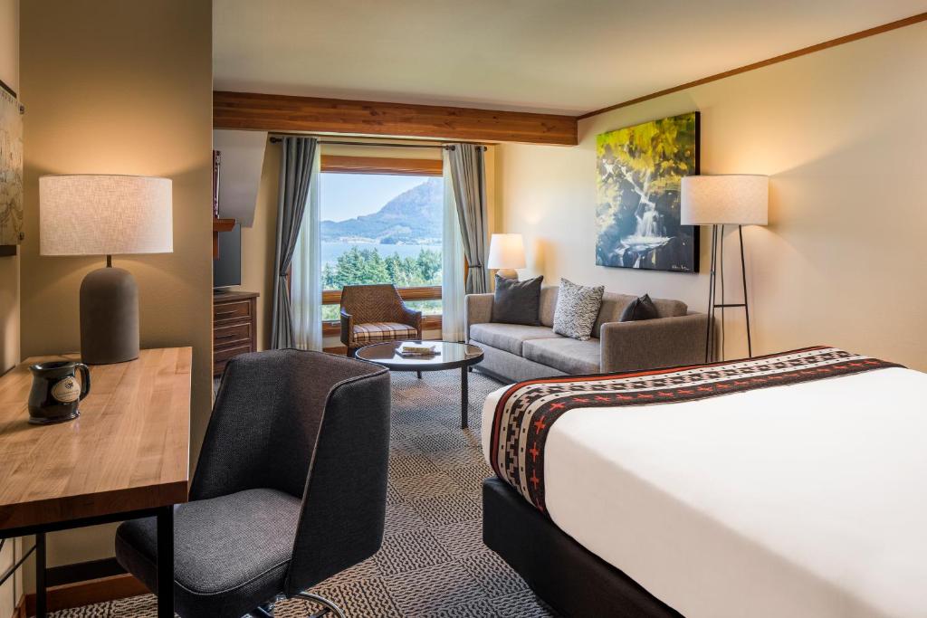 Postel nebo postele na pokoji v ubytování Skamania Lodge