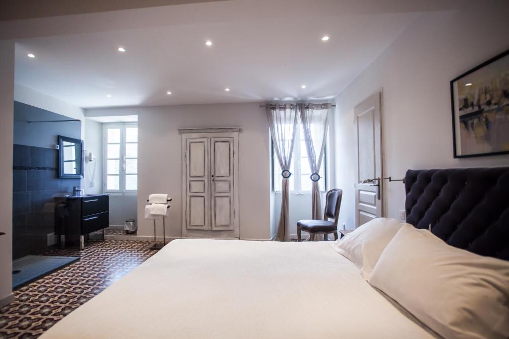 A bed or beds in a room at Hôtel Villa Les Orangers
