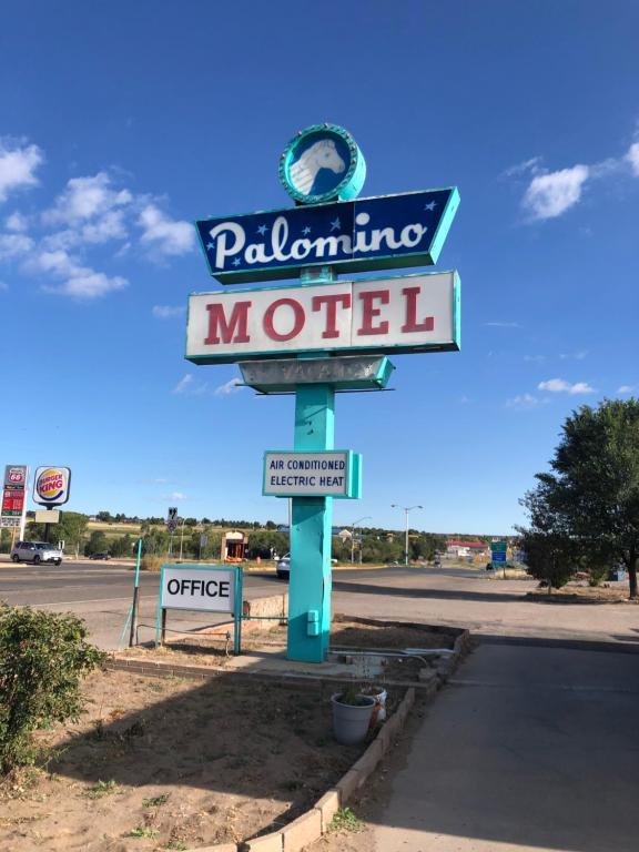 una señal para un motel polarizante al lado de una carretera en Palomino Motel en Las Vegas