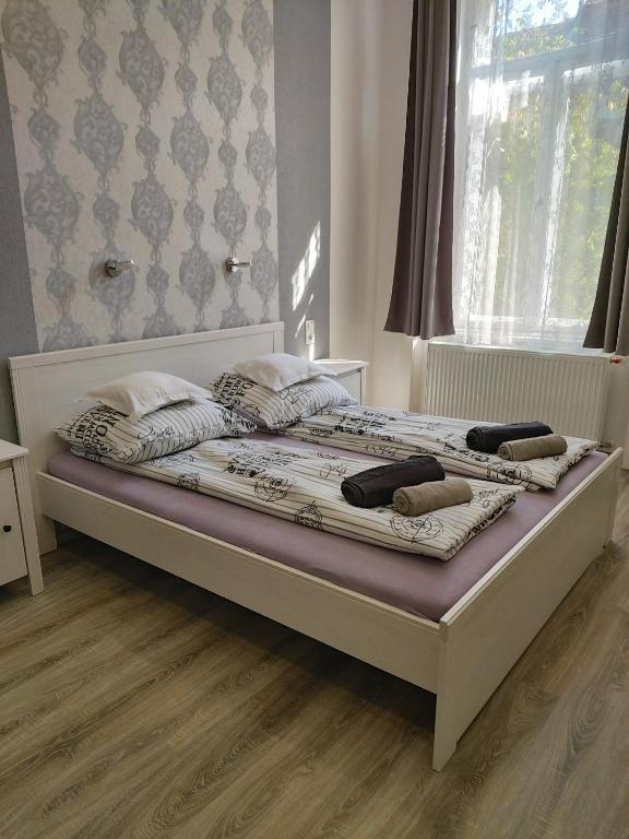 Łóżko lub łóżka w pokoju w obiekcie Pompár Belvárosi Apartman