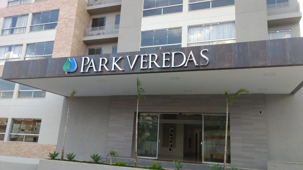 um edifício com uma placa que diz parque venezuelas em Park Veredas Flat 223 em Rio Quente
