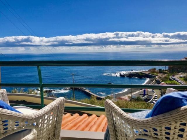 カニコにあるApartamento Reis Magosの海の景色を望むバルコニー(椅子2脚付)