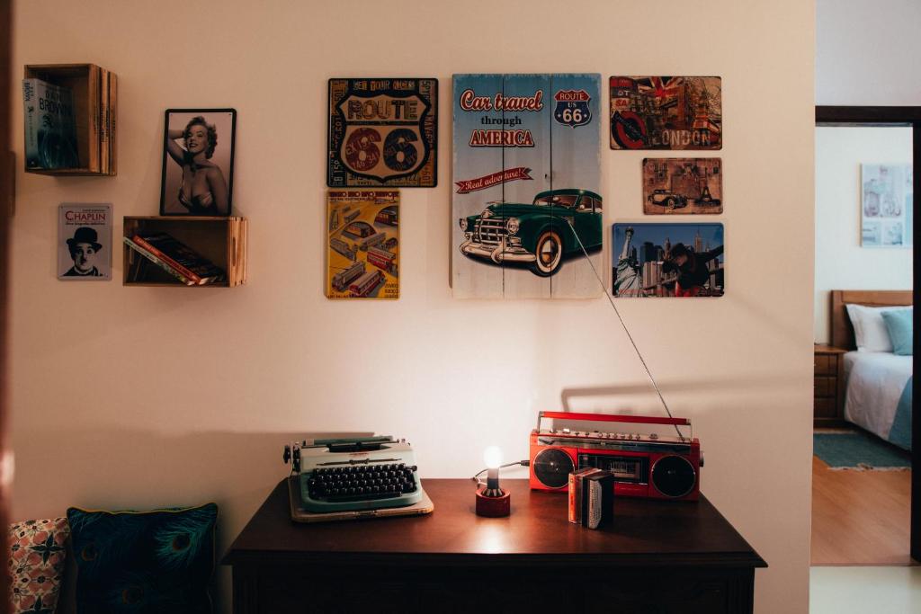 Pedras Salgadas Apartment في بدراس سالغاداس: غرفة بها مكتب مع آلة كاتبة والصور