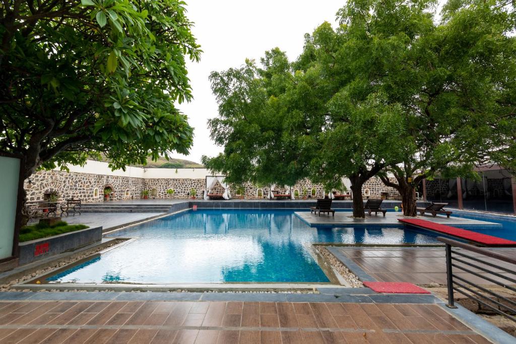 Bazén v ubytování Fort JadhavGADH -A GADH Heritage Hotel nebo v jeho okolí