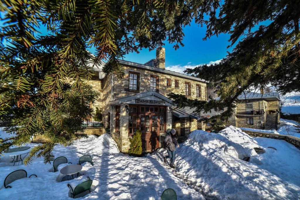 una casa con nieve delante en La Galba, en Nymfaio