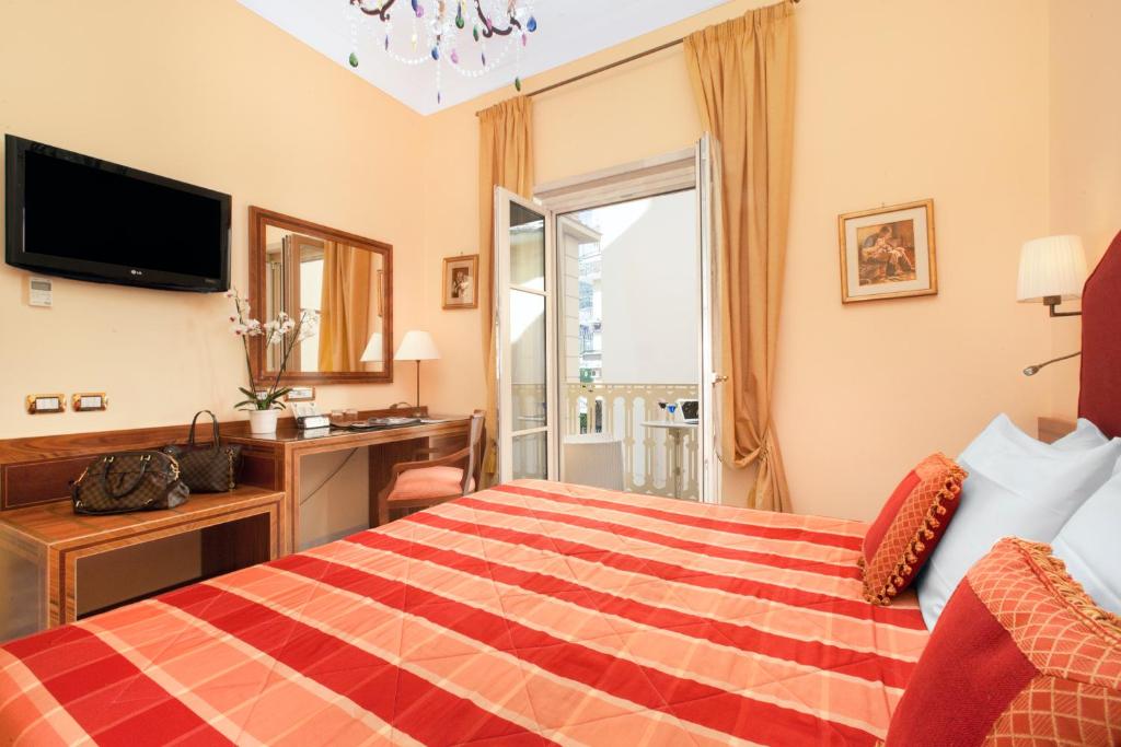 A bed or beds in a room at Hotel Antiche Mura