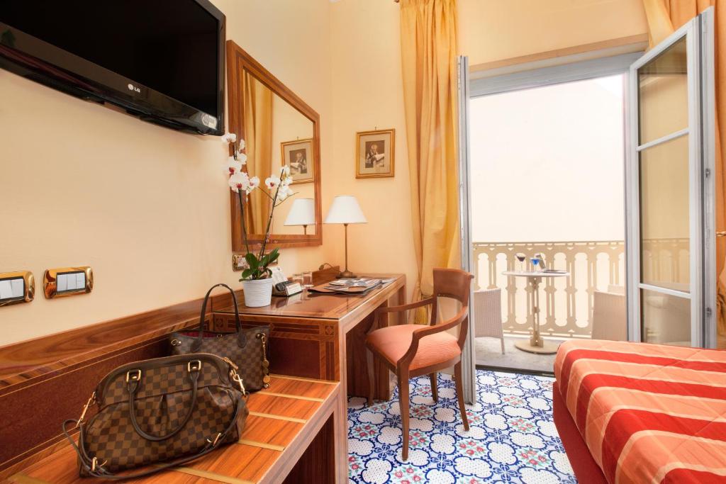A television and/or entertainment centre at Hotel Antiche Mura