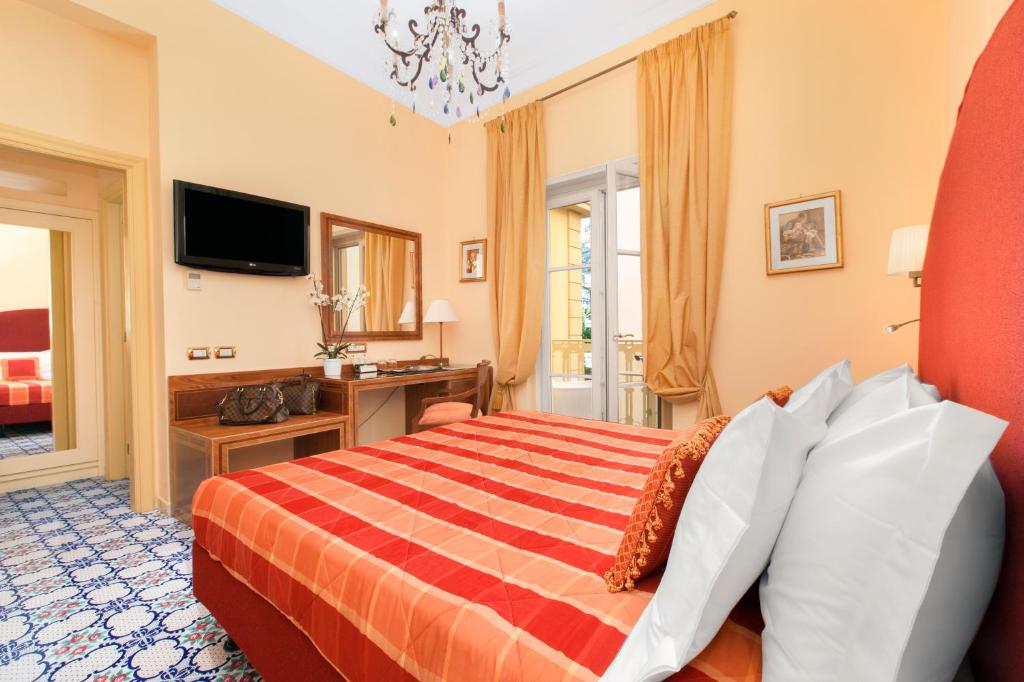 A bed or beds in a room at Hotel Antiche Mura