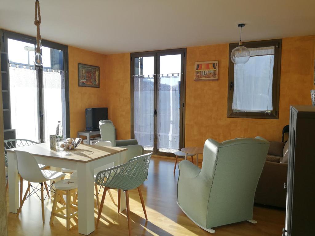 普拉德勒米塔的住宿－APARTAMENTO L AÜT，一间配备有白色桌椅的用餐室