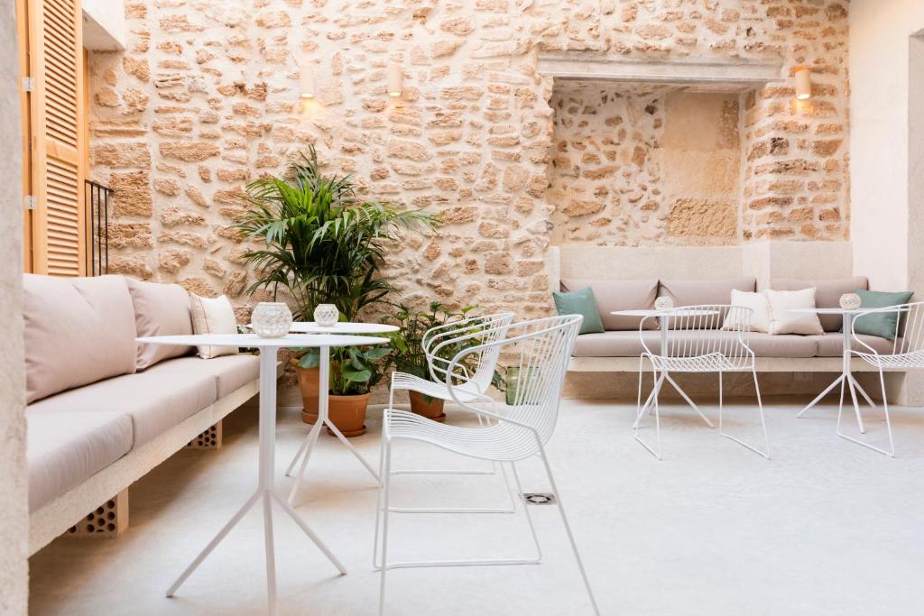 een woonkamer met een bank, stoelen en een tafel bij ARA Alcudia in Alcudia