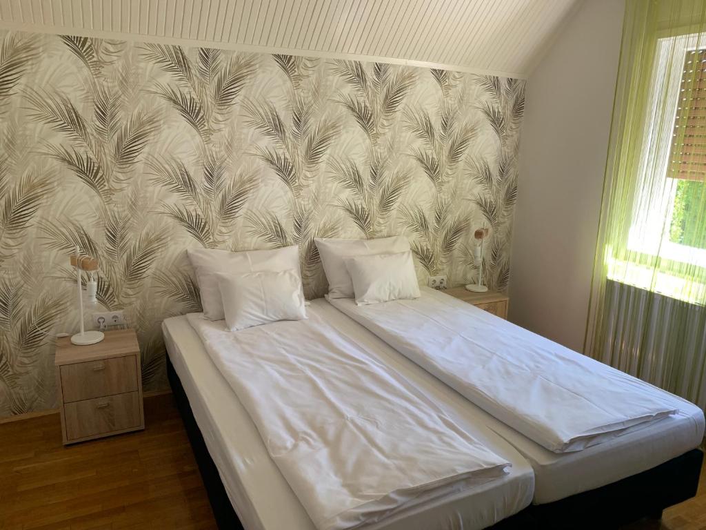 Ένα ή περισσότερα κρεβάτια σε δωμάτιο στο Csuka48 Apartman