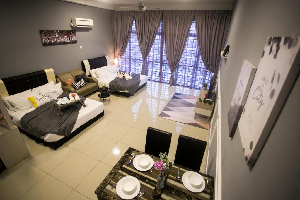 - un grand salon avec un canapé et une table dans l'établissement Palazio Apartment Mount Austin By The one, à Johor Bahru
