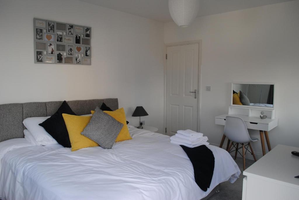 um quarto com uma cama com almofadas amarelas e pretas em Bellevue Apartment em Bristol