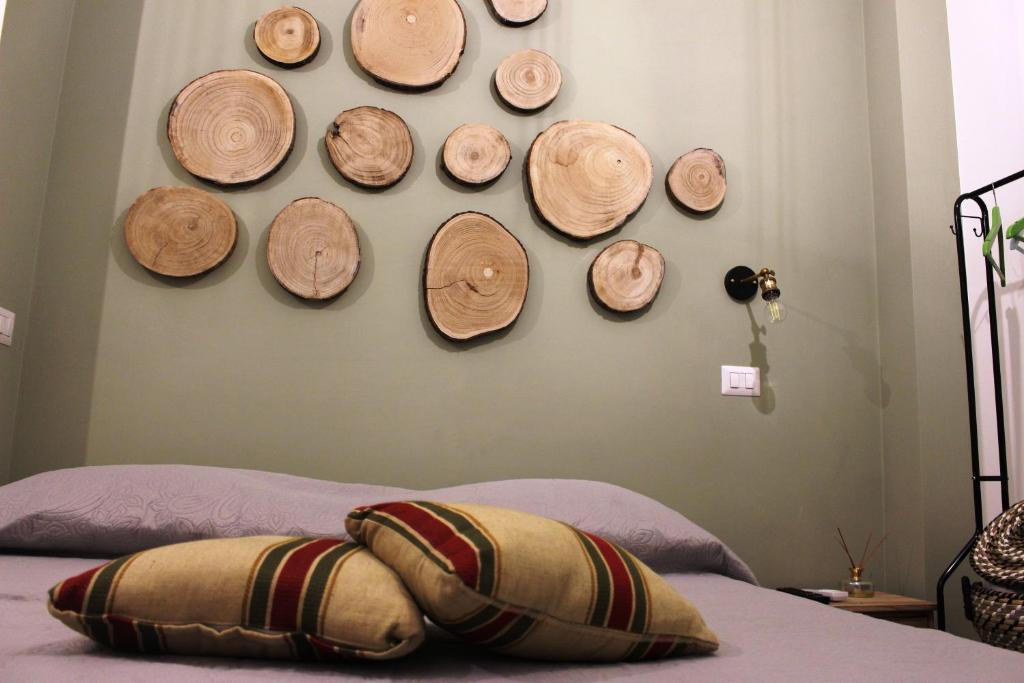 a bedroom with a bunch of hats on the wall at Casa Mazzone in Cirò
