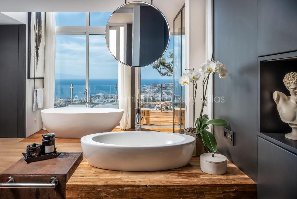 baño con bañera grande y ventana grande en Avitan Premium & Luxury Villas, en Adeje