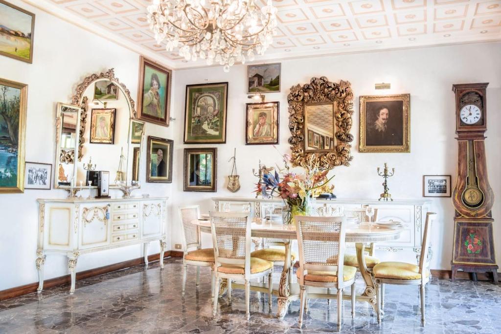 a dining room with a table and chairs at Villa Amalia Augusta in Anguillara Sabazia