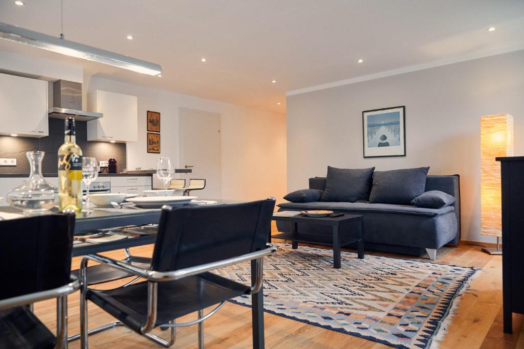 Junker's Apartments في سالزبورغ: غرفة معيشة مع أريكة وطاولة