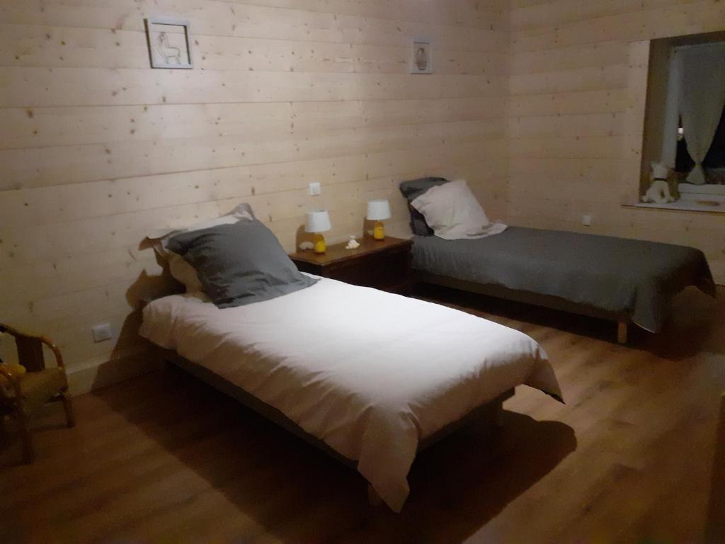 Postel nebo postele na pokoji v ubytování LES TROIS CHARMES