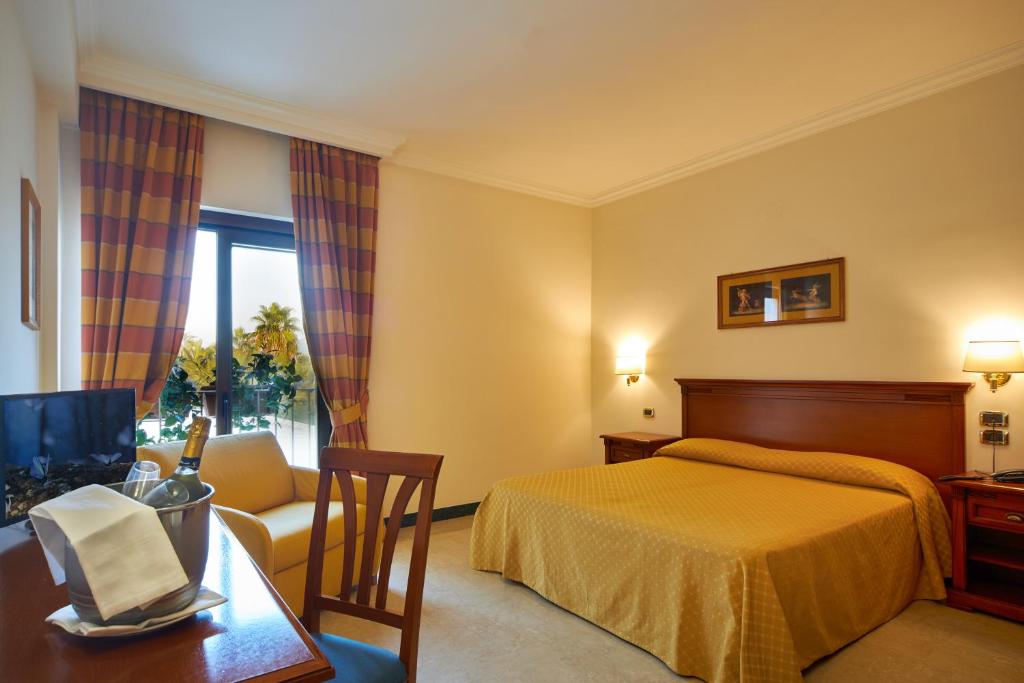 Łóżko lub łóżka w pokoju w obiekcie Minerva Resort Hotel