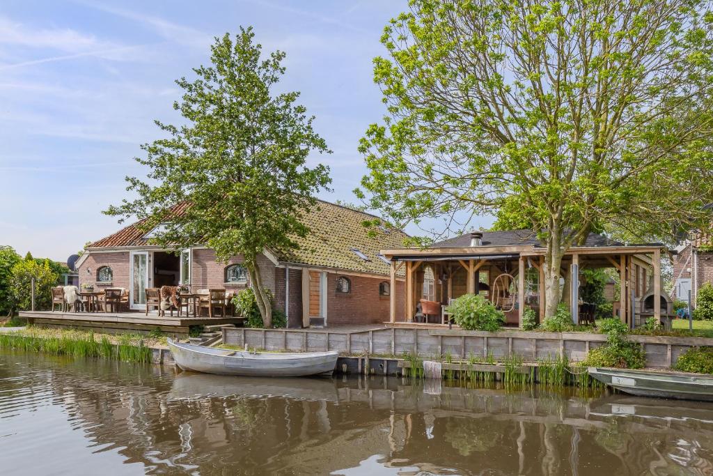een huis op het water met boten erin bij Landelijk Genieten in Schermerhorn