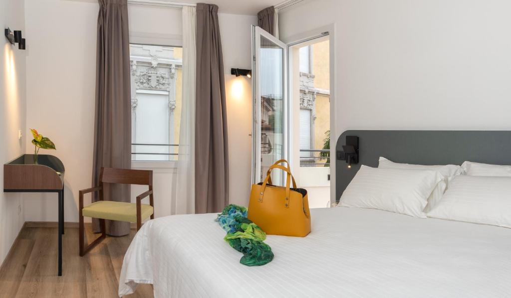 una camera d'albergo con un orsacchiotto seduto su un letto di Hotel Canton dell'Orto a Padova