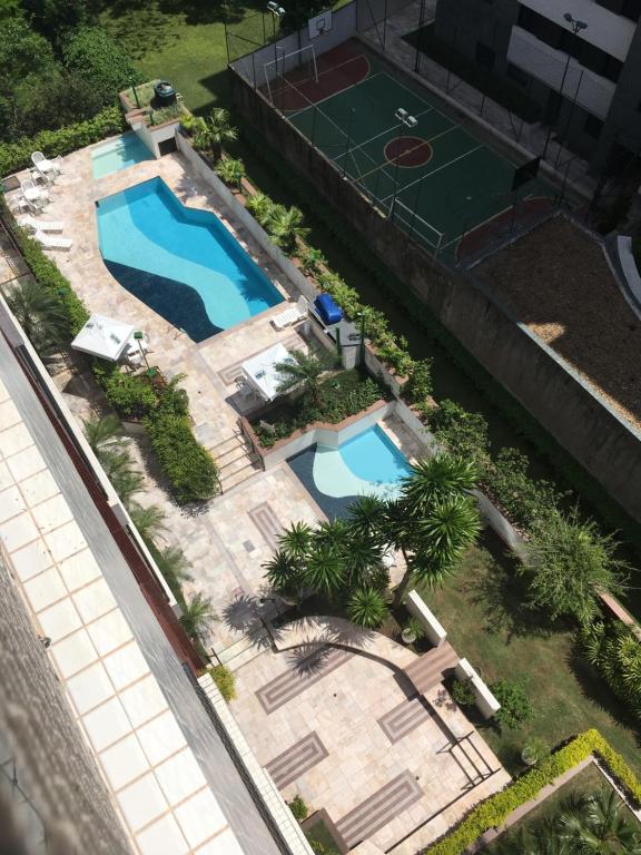 Vista de la piscina de Apartamento na Riviera de São Lourenço o d'una piscina que hi ha a prop