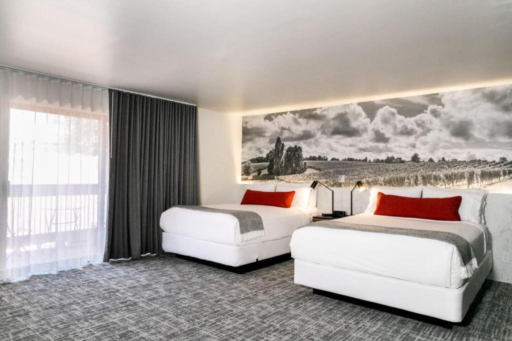 Vinland Hotel and Lounge - Superior Two Queens View