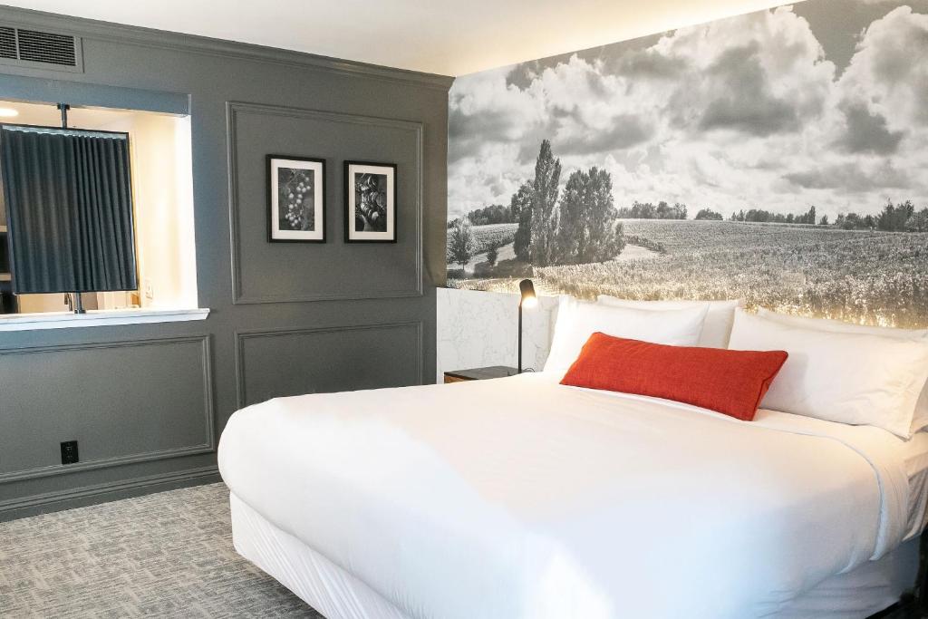 Vinland Hotel and Lounge - Superior King View