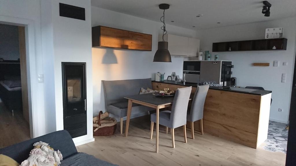 uma cozinha e sala de estar com mesa e cadeiras em Kuhnest em Scheidegg