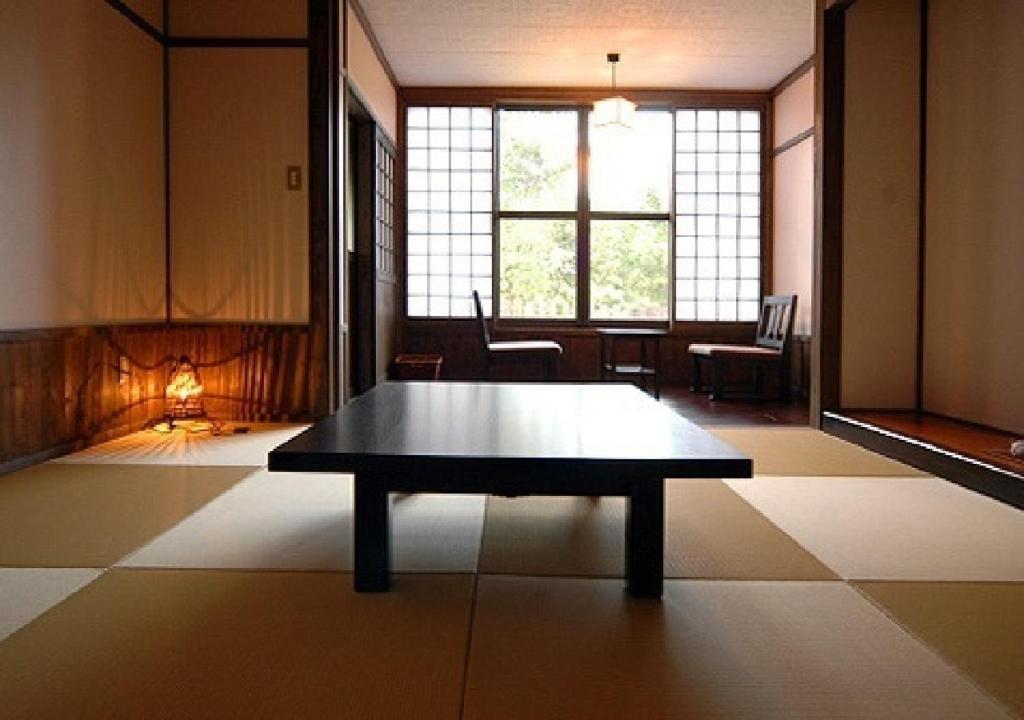 - Mesa de centro en una habitación con ventana grande en Kusu-gun - Hotel / Vacation STAY 51017, en Kokonoe