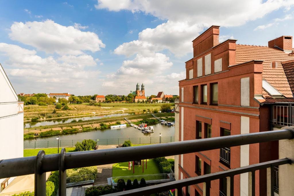 einen Balkon mit Flussblick in der Unterkunft Sleepway Apartments- Szyperska in Posen