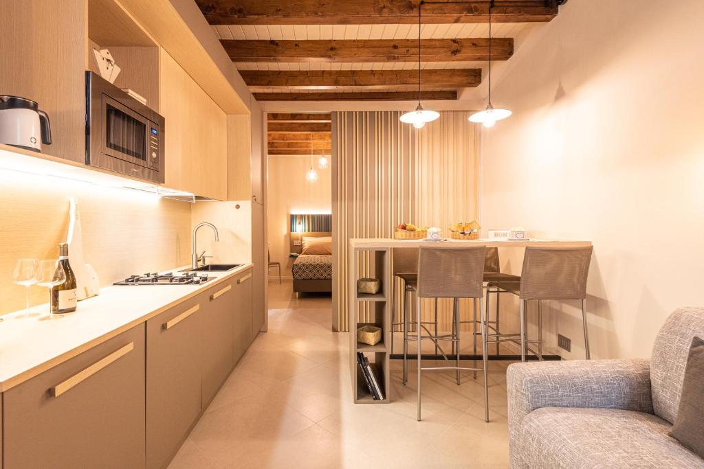 uma cozinha com um balcão e uma mesa num quarto em Dreamy apartment Tre Corone Old Town CIR 017067-CNI-00565 em Desenzano del Garda